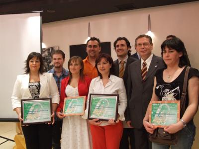 Tania Hidalgo usuaria del centro Guadalinfo de Las Tres Villas recoge el premio Genios Andalucia