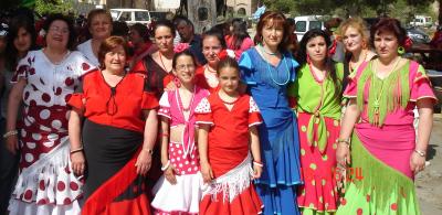 Mujeres de Escúllar se unen para hacer sus trajes de romeras