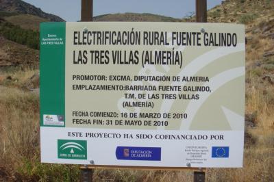 Los vecinos de la barriada de Fuente Galindo, pueden disfrutar ya de luz eléctrica en sus viviendas